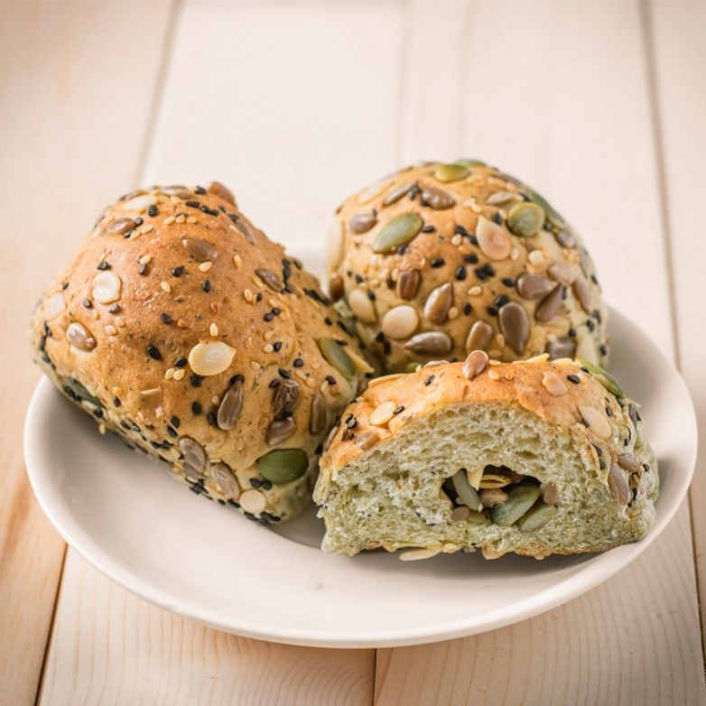 Nüsse und Ölsamen: 4 Rezepte für Brot, Crackers und Kuchen
