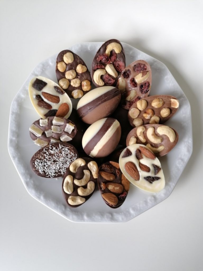 Rezept: hausgemachte Ostereier aus Schokolade mit Nüssen und ...