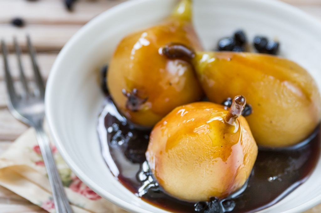 Karamellisierte Birnen mit Apfelbeeren