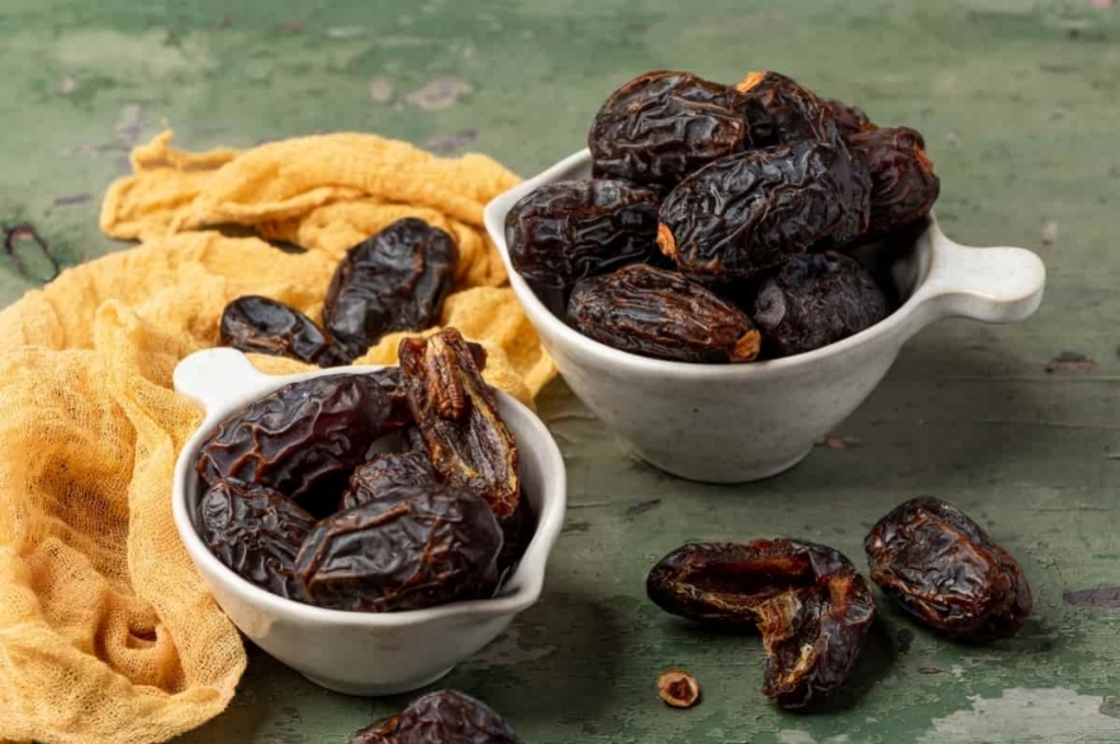 What's the difference between fresh and dried dates?